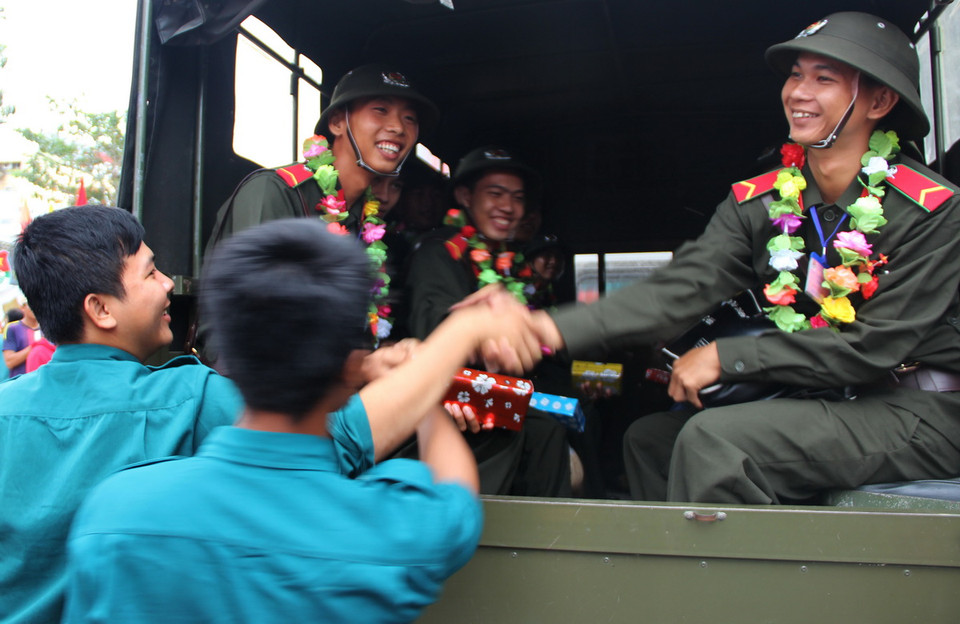 Thanh niên thành phố Vị Thanh (Hậu Giang) lên đường nhập ngũ tại Công an tỉnh. (Ảnh: Xuân Dự/TTXVN)