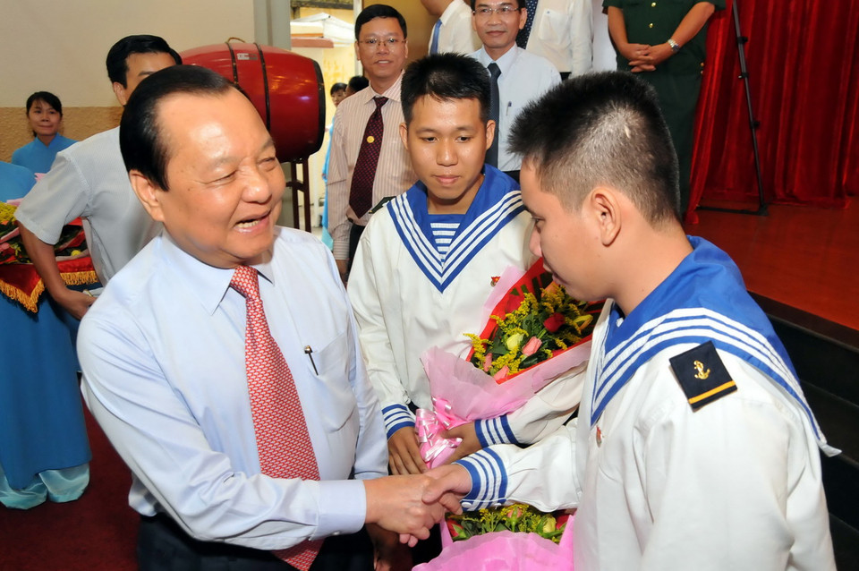 Ông Lê Thanh Hải, Ủy viên Bộ Chính trị, Bí thư Thành ủy thành phố Hồ Chí Minh, động viên tân binh nhập ngũ đợt 2 năm 2015 tại Quận Bình Thạnh. (Ảnh: An Hiếu/TTXVN)