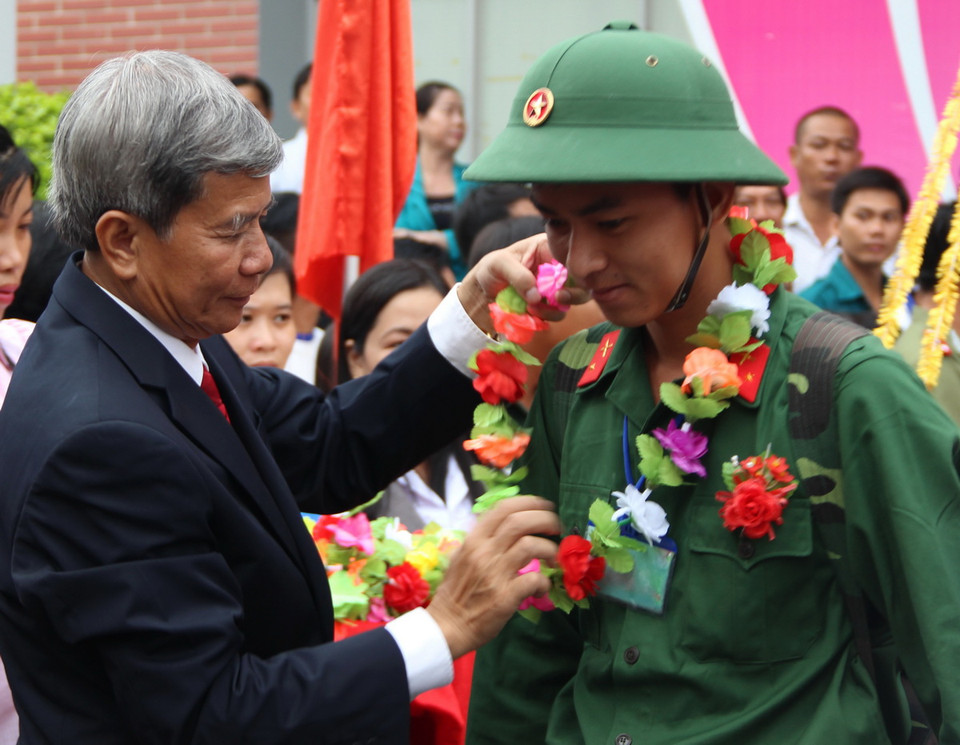 Lãnh đạo thành phố Vị Thanh (Hậu Giang) tặng hoa chúc mừng tân binh nhập ngũ. (Ảnh: Xuân Dự/TTXVN)