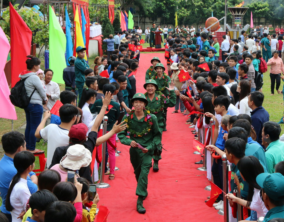 750 thanh niên thành phố Thủ Dầu Một, thị xã Thuận An, thị xã Tân Uyên và huyện Bắc Tân Uyên (Bình Dương) lên đường nhập ngũ. (Ảnh: Quách Lắm/TTXVN)