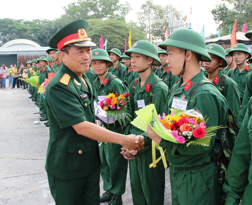 Lãnh đạo Bộ Chỉ huy quân sự Tây Ninh động viên thanh niên lên đường làm nghĩa vụ quân sự. (Ảnh: Lê Đức Hoảnh/TTXVN)
