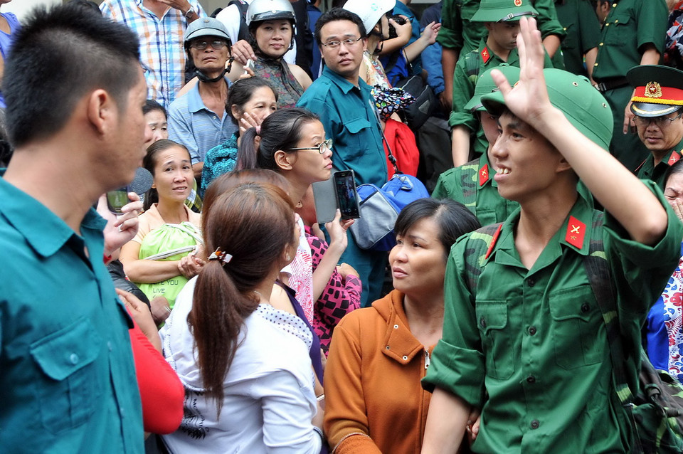 Niềm vui của một tân binh lên đường đi nhập ngũ đợt 2 năm 2015 tại thành phố Hồ Chí Minh. (Ảnh: An Hiếu/TTXVN)