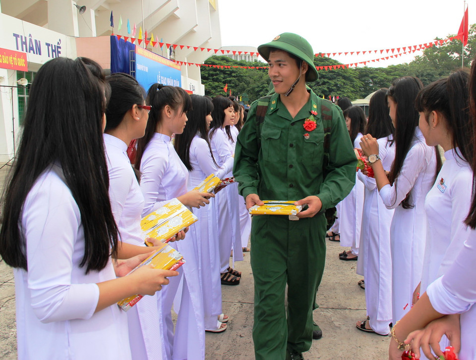 Tuổi trẻ Tây Ninh động viên thanh niên lên đường làm nghĩa vụ quân sự. (Ảnh: Lê Đức Hoảnh/TTXVN)