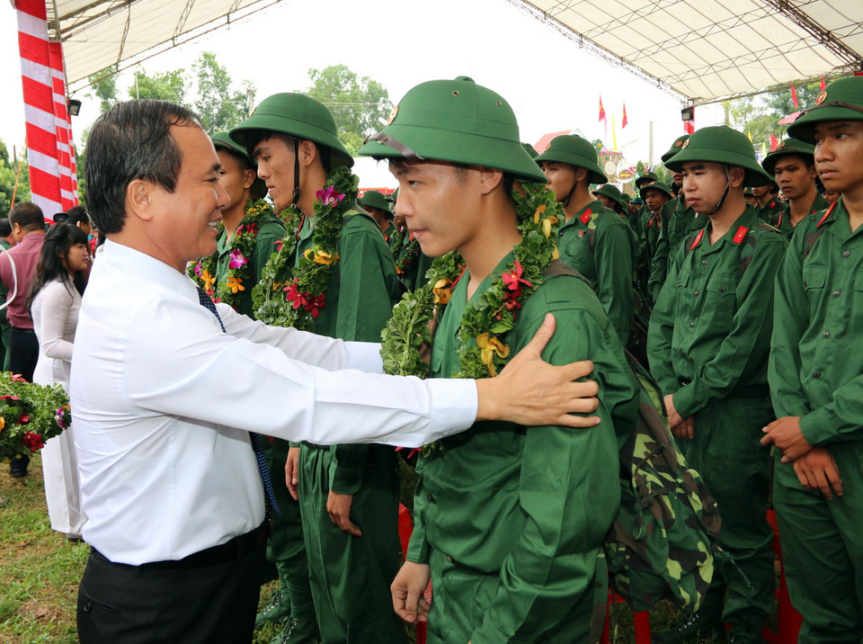 Chủ tịch UBND tỉnh Bình Dương Trần Văn Nam dặn dò, động viên các thanh niên nhập ngũ. (Ảnh: Quách Lắm/TTXVN)