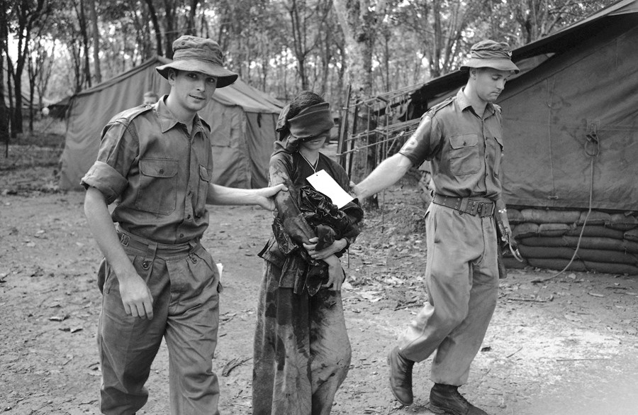 Một nữ du kích bị binh lính Australia dẫn đi thẩm vấn ngày 19/10/1966. (Ảnh: AP)