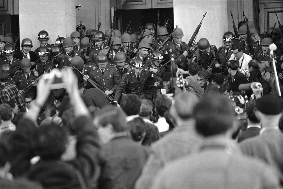Quân cảnh được hỗ trợ bởi binh sỹ ngăn cản những người phản đối chiến tranh tràn vào Lầu Năm Góc tại Washington D.C ngày 21/10/1967. (Ảnh: AP)