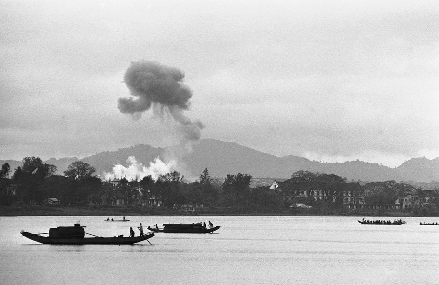Máy bay Mỹ ném bom napalm gần khu vực sông Hương, Huế ngày 28/2/1963. (Ảnh: AP)