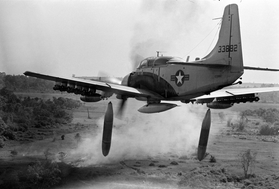 Máy bay A-1 Skyraider của Mỹ thả những quả bom 500-pound xuống địa điểm nghi ngờ có bộ đội Việt Nam ngày 26/12/1964. (Ảnh: AP)