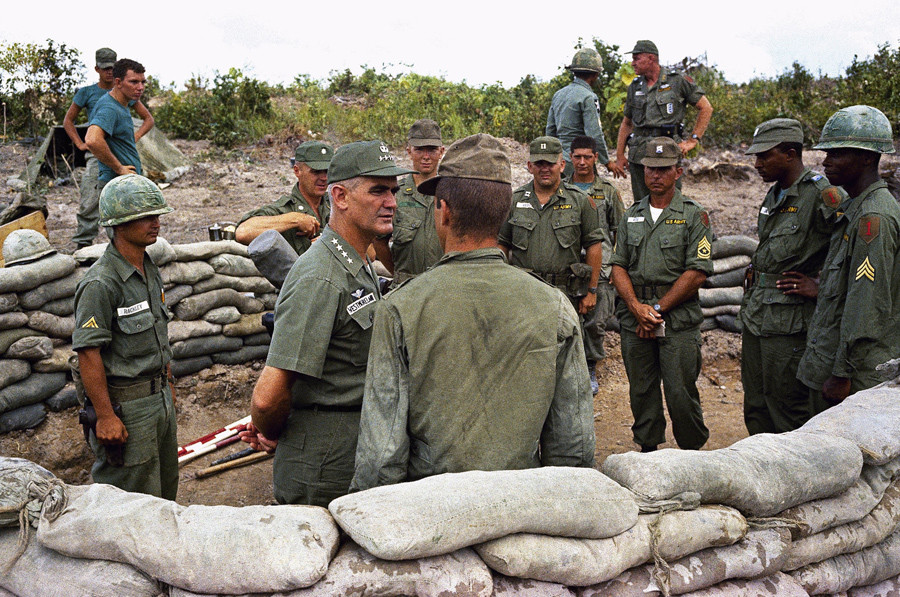 Tướng William Westmoreland nói chuyện với các binh lính tiểu đoàn 1, trung đoàn 16, sư đoàn 2 thuộc Lữ đoàn số 1 của Mỹ đóng gần Biên Hòa. (Ảnh: AP)