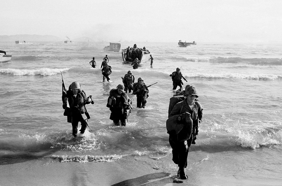 Lính thủy đánh bộ Mỹ đổ bộ vào bãi biển Đà Nẵng ngày 10/4/1965. (Ảnh: AP)