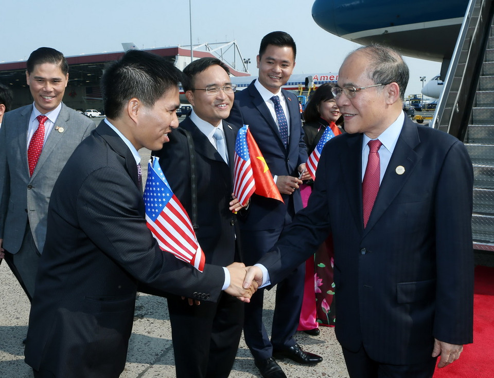 Cán bộ nhân viên Đại sứ quán Việt Nam tại Hoa Kỳ đón Chủ tịch Quốc hội Nguyễn Sinh Hùng tại sân bay Logan International. (Ảnh: Nhan Sáng/TTXVN)