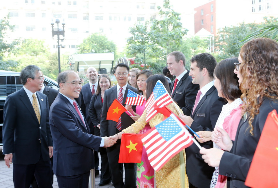 Bà con kiều bào, các du học sinh cùng những người bạn Mỹ đón Chủ tịch Quốc hội Nguyễn Sinh Hùng. (Ảnh: Nhan Sáng/TTXVN)