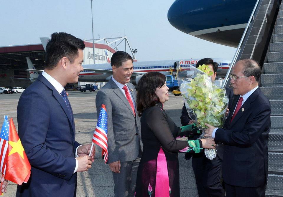 Cán bộ nhân viên Đại sứ quán Việt Nam tại Hoa Kỳ đón Chủ tịch Quốc hội Nguyễn Sinh Hùng tại sân bay Logan International. (Ảnh: Nhan Sáng/TTXVN)