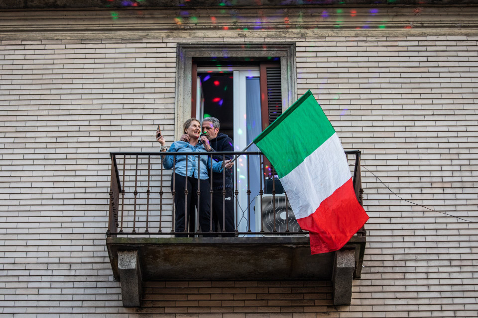 Người dân tại Milan, Italy chơi kèn harmonica từ cửa sổ và ban công. (Ảnh: Shutterstock)