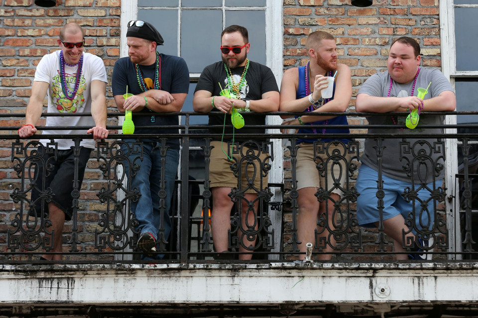 Du khách tập trung ngoài ban công ở New Orleans, Mỹ. (Ảnh: Reuters)