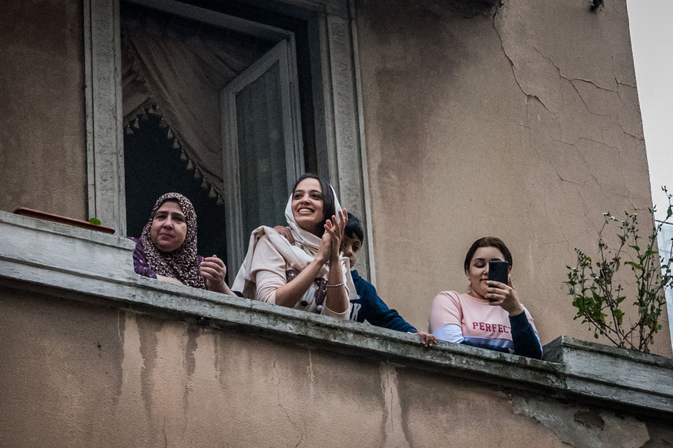 Người dân vỗ tay và ca hát từ ban công ở Milan, Italy. (Ảnh: Shutterstock)