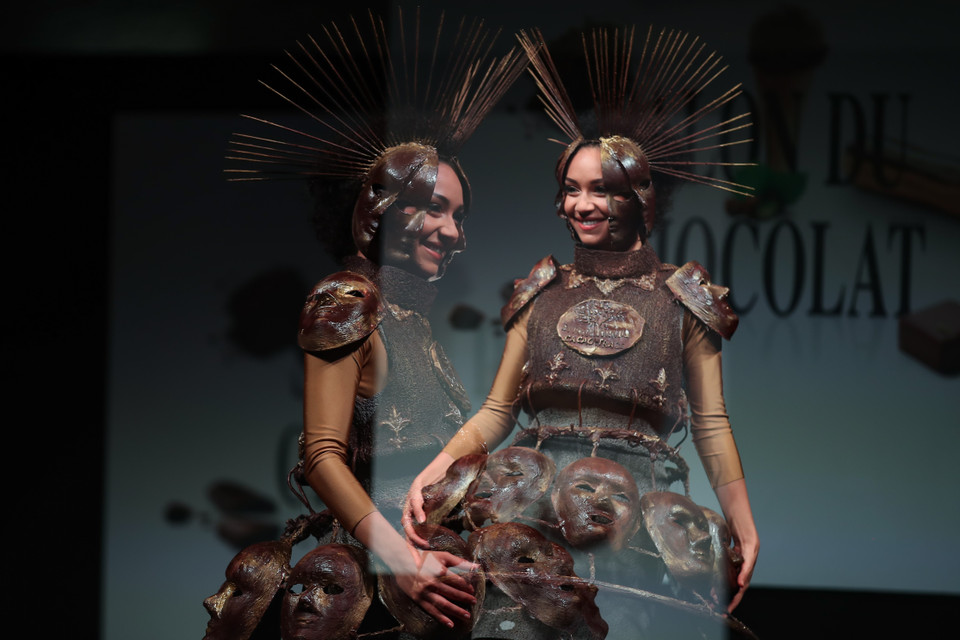 Người mẫu trình diễn trang phục làm từ chocolate tại Hội chợ Chocolate. (Ảnh: THX/TTXVN)