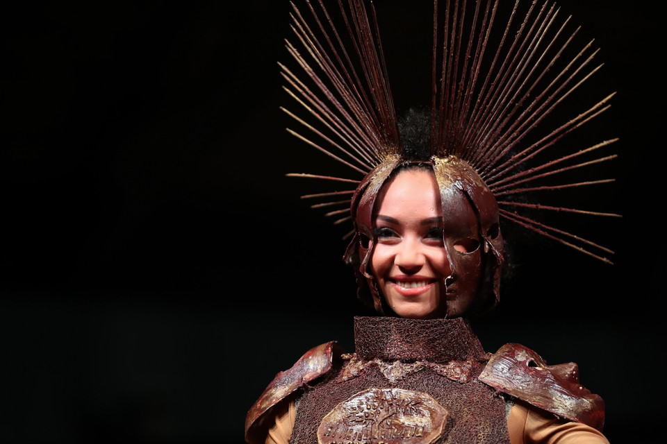 Người mẫu trình diễn trang phục làm từ chocolate tại Hội chợ Chocolate. (Ảnh: THX/TTXVN)