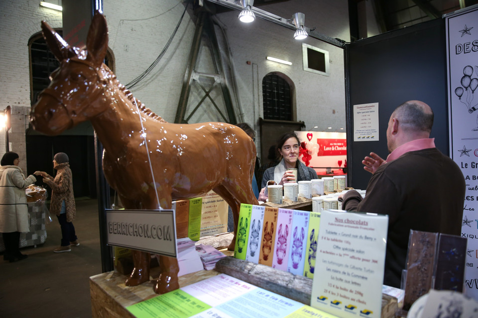 Tác phẩm điêu khắc từ chocolate tại Hội chợ Chocolate. (Ảnh: THX/TTXVN)