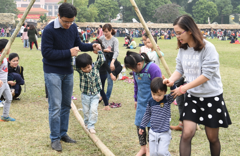 Với nhiều đứa trẻ, đây là những trò chơi mà chúng chơi bao giờ biết tới. (Ảnh: Nguyễn Văn Cảnh/TTXVN)