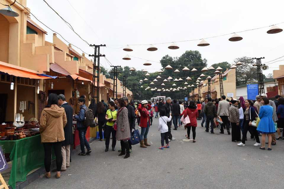 Đông đảo người dân tham quan chương trình Ký ức Hà Nội. (Ảnh: Nguyễn Văn Cảnh/TTXVN)