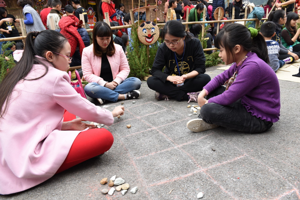 Trò ô ăn quan vốn khá lạ lẫm với các bạn trẻ bây giờ. (Ảnh: Nguyễn Văn Cảnh/TTXVN)