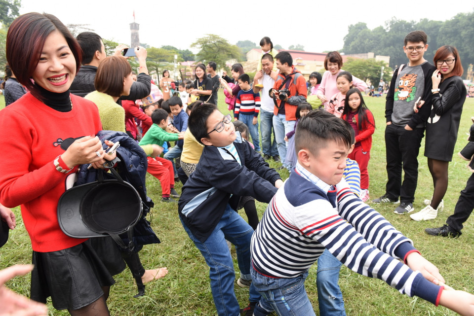 Kéo co - một trò chơi vận động rất phù hợp cho các em ở thành phố ít có những khu vui chơi bổ ích. (Ảnh: Nguyễn Văn Cảnh/TTXVN)