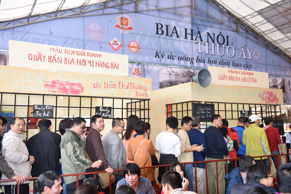 Người dân xếp hàng mua phiếu uống bia, tái hiện lại thời mậu dịch. (Ảnh: Nguyễn Văn Cảnh/TTXVN)