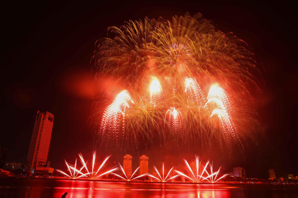 Màn trình diễn pháo hoa đặc sắc bên bờ Sông Hàn. (Ảnh: Trần Lê Lâm/TTXVN)