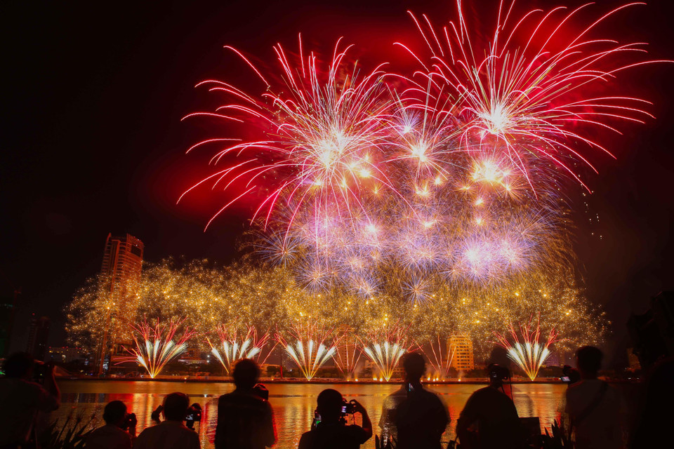 Màn trình diễn pháo hoa đặc sắc bên bờ Sông Hàn. (Ảnh: Trần Lê Lâm/TTXVN)