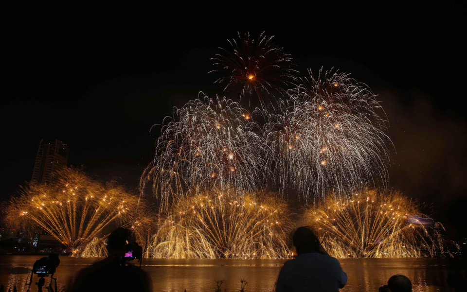 Màn trình diễn pháo hoa đặc sắc bên bờ Sông Hàn. (Ảnh: Trần Lê Lâm/TTXVN)
