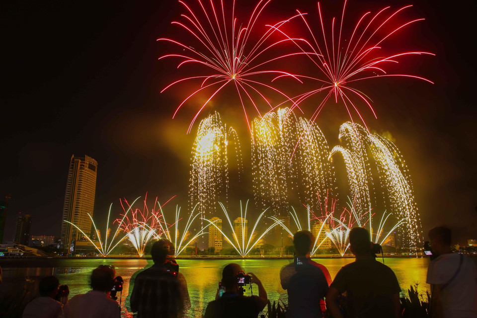 Màn trình diễn pháo hoa đặc sắc bên bờ Sông Hàn. (Ảnh: Trần Lê Lâm/TTXVN)