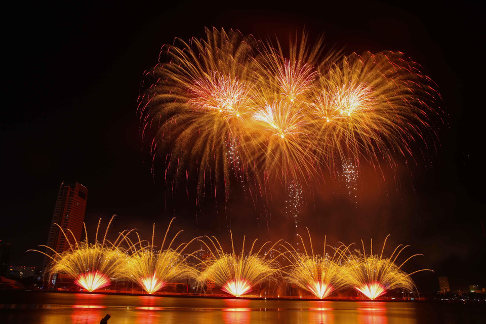 Màn trình diễn pháo hoa đặc sắc bên bờ Sông Hàn. (Ảnh: Trần Lê Lâm/TTXVN)