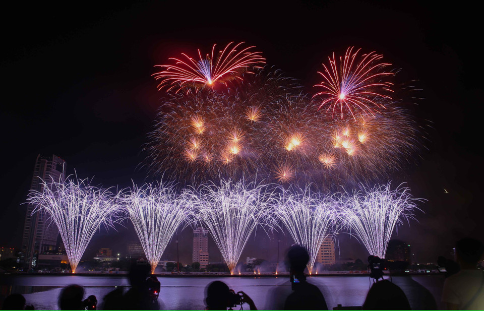 Màn trình diễn pháo hoa đặc sắc bên bờ Sông Hàn. (Ảnh: Trần Lê Lâm/TTXVN)