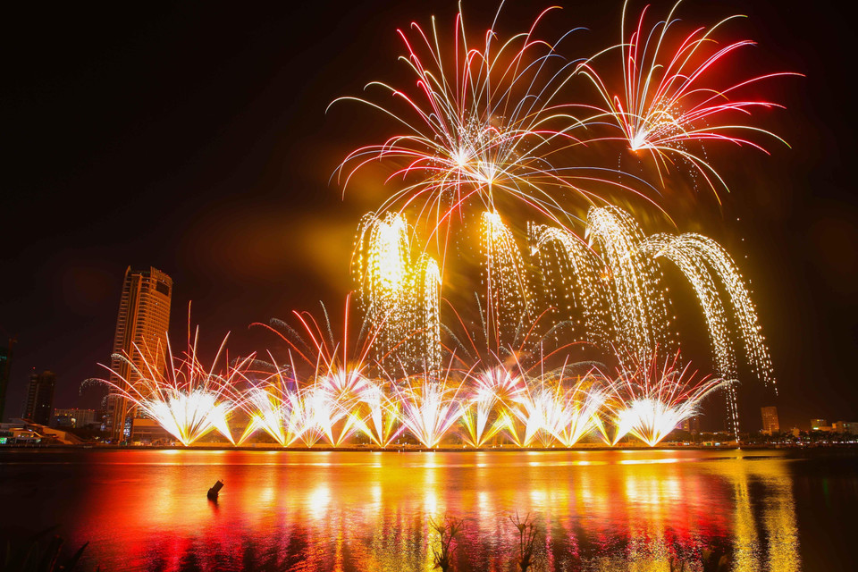 Màn trình diễn pháo hoa đặc sắc bên bờ Sông Hàn. (Ảnh: Trần Lê Lâm/TTXVN)