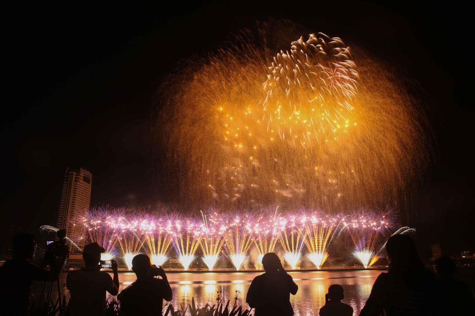 Màn trình diễn pháo hoa đặc sắc bên bờ Sông Hàn. (Ảnh: Trần Lê Lâm/TTXVN)