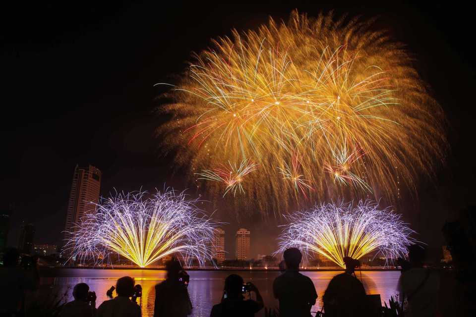 Màn trình diễn pháo hoa đặc sắc bên bờ Sông Hàn. (Ảnh: Trần Lê Lâm/TTXVN)