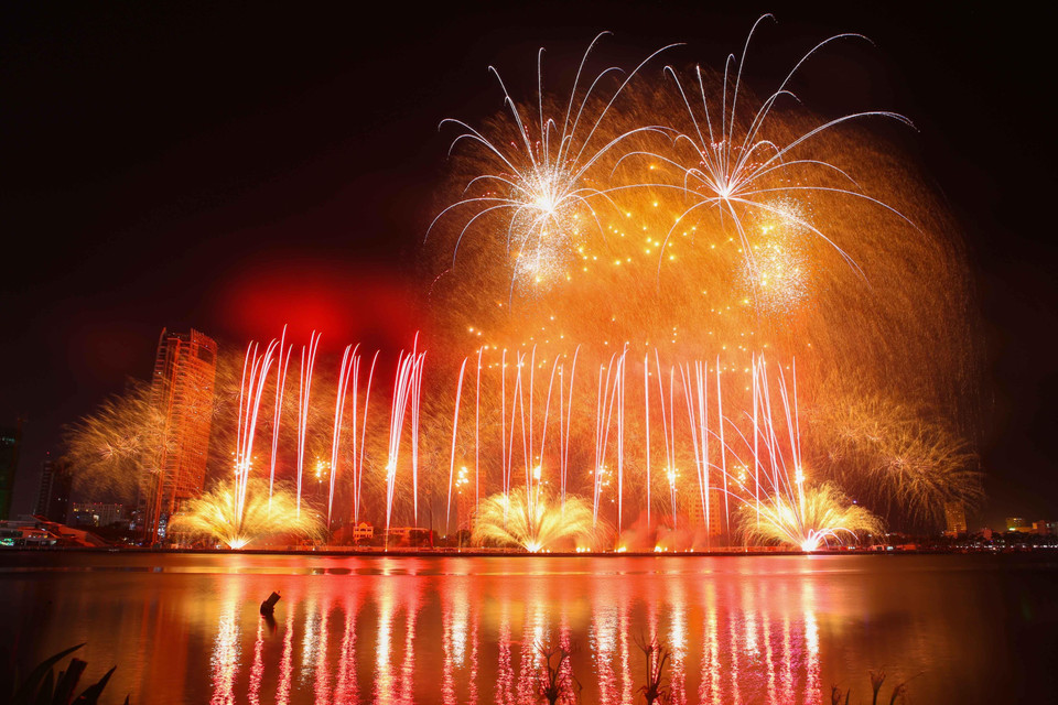 Màn trình diễn pháo hoa đặc sắc bên bờ Sông Hàn. (Ảnh: Trần Lê Lâm/TTXVN)