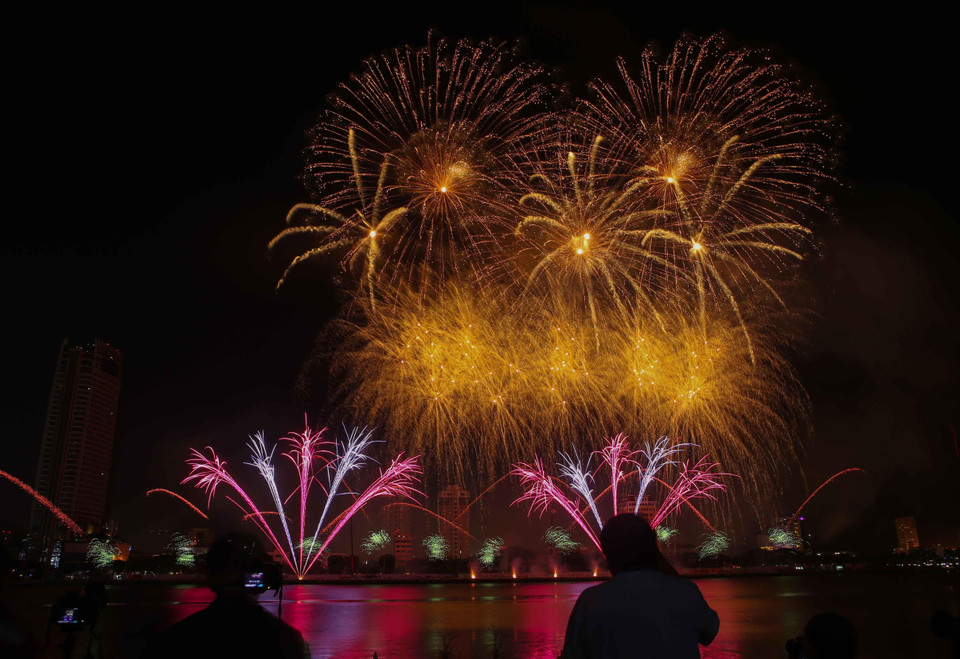 Màn trình diễn pháo hoa đặc sắc bên bờ Sông Hàn. (Ảnh: Trần Lê Lâm/TTXVN)