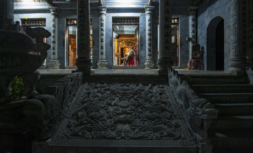 Điều độc đáo ở đền Thái Vi là tất cả các đều làm bằng các tảng đá xanh nguyên khối, được chạm khắc rất công phu. (Ảnh: Minh Đức/TTXVN)