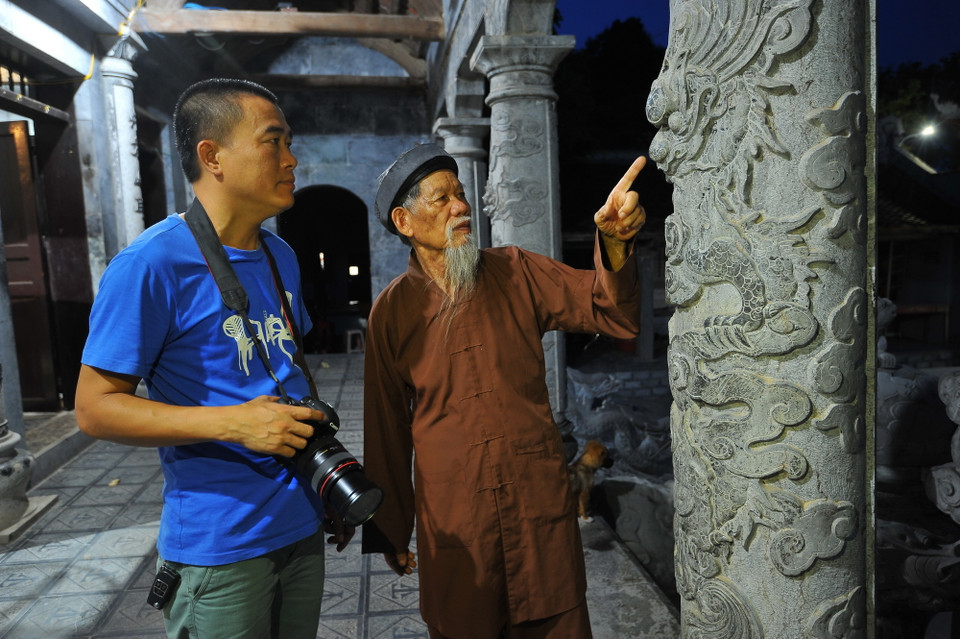 Tất cả các cột của đền Thái Vi đều làm bằng đá xanh nguyên khối cao to, được chạm khắc rất công phu. (Ảnh: Minh Đức/TTXVN)