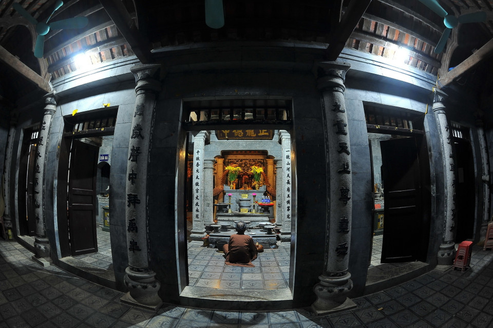 Sân rồng, cột đá đều được chạm khắc nổi long vương chầu vào chính diện. (Ảnh: Minh Đức/TTXVN)