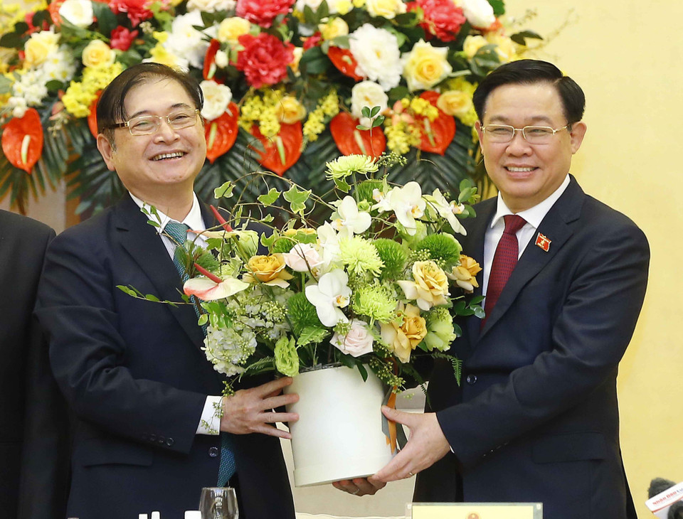 Chủ tịch Quốc hội Vương Đình Huệ tặng hoa, chúc mừng Đoàn đại biểu dự Diễn đàn các nhà lãnh đạo doanh nghiệp năm 2021. (Ảnh: Doãn Tấn/TTXVN)