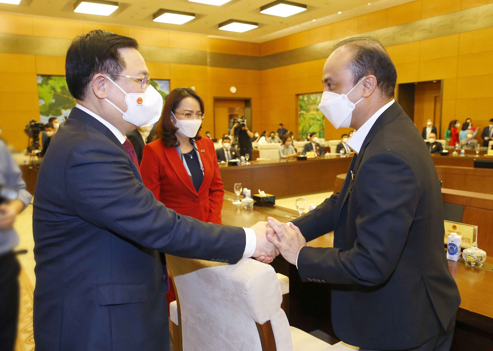 Chủ tịch Quốc hội Vương Đình Huệ với các đại biểu. (Ảnh: Doãn Tấn/TTXVN)