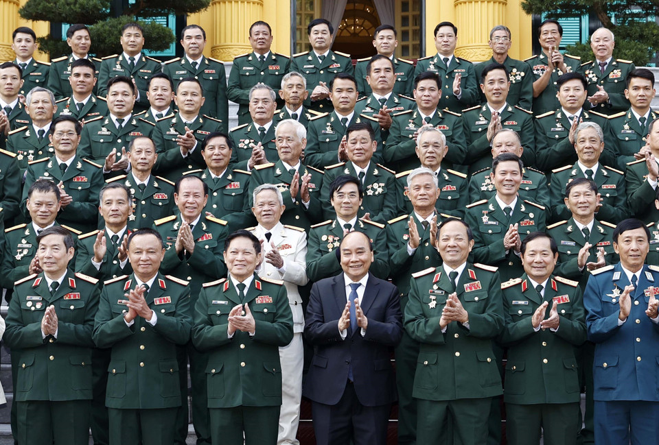 Chủ tịch nước chụp ảnh cùng các cựu chiến binh Sư đoàn 341. (Ảnh: Thống Nhất/TTXVN)