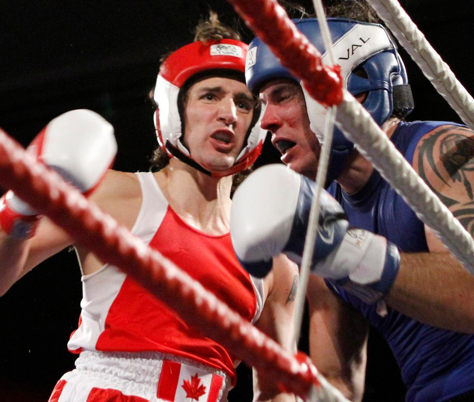 Ông Trudeau giành chiến thắng trong trận đấu đấm bốc từ thiện với nghị sỹ đảng Bảo Thủ Patrick Brazeau hồi năm 2012. (Ảnh: Reuters)