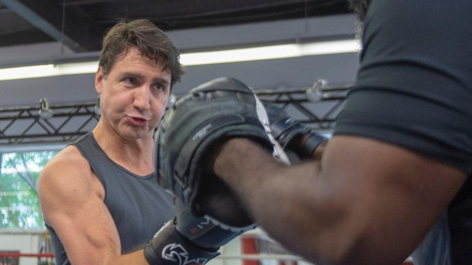 Nhà lãnh đạo Canada xỏ găng đấm bốc như một võ sỹ thực thụ. (Ảnh: AP)