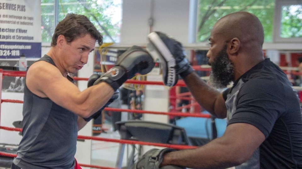 Nhà lãnh đạo Canada xỏ găng đấm bốc như một võ sỹ thực thụ. (Ảnh: AP)