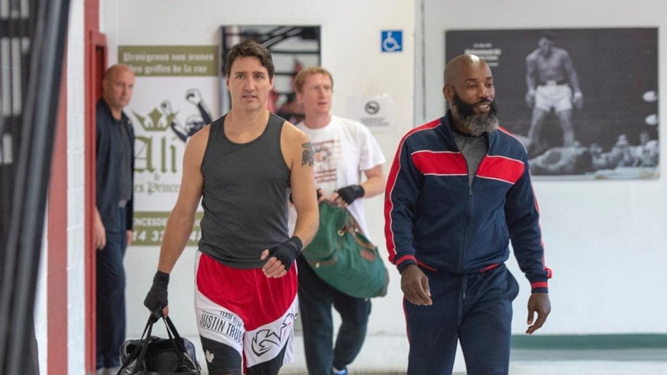 Nhân dịp ghé thăm thành phố Montreal trong chiến dịch tranh cử, Thủ tướng Canada Justin Trudeau đã có buổi tập luyện với võ sỹ đấm bốc Ali Nestor. (Ảnh: AP)
