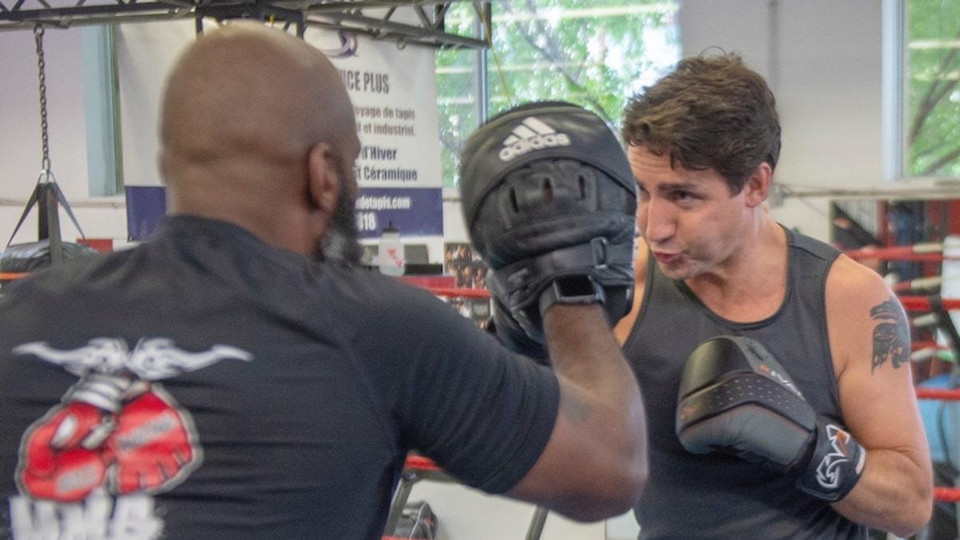 Thủ tướng Trudeau cho thấy sự rắn rỏi với cơ bắp cuồn cuộn và hình xăm trên bắp tay. (Ảnh: AP)